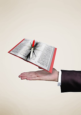 PSD 편집 편집이미지 손 백그라운드 비즈니스 사람 신체부위 책 펼침 시곗바늘 나침반 방향 합성 사전 백과사전 이미지편집 시계 모션 파일형식