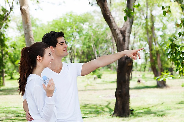 포토 JPG 주간 서양인 외국인 나무 식물 백인 해외기획촬영 라이프스타일 커플 응시 공원 여자 남자 2013년태국 휴식 웃음 들기 사람 상반신 20대 성인 야외 두명 옆모습 아웃포커스 물 운동복 운동 가리킴 물병 상쾌 의료성형뷰티 청년만 성인만 국내포토 자연요소 시선 옷 공공시설 감정 뷰포인트 컨셉 관계 모션 촬영기법 표정 건강 인종 손짓 청년 생활 물통 파일형식
