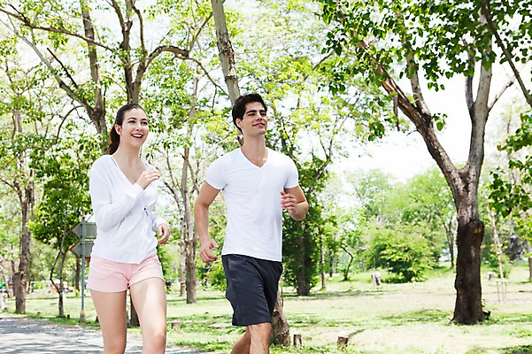 포토 JPG 주간 서양인 외국인 나무 식물 백인 해외기획촬영 라이프스타일 커플 공원 여자 남자 2013년태국 서기 웃음 사람 20대 성인 야외 두명 앞모습 운동복 달리기 조깅 운동 상쾌 의료성형뷰티 청년만 성인만 국내포토 자연요소 옷 공공시설 감정 뷰포인트 관계 모션 표정 건강 인종 청년 생활 파일형식