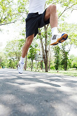 포토 JPG 주간 외국인 나무 식물 해외기획촬영 라이프스타일 공원 남자 2013년태국 포즈 운동화 모션 한명 서기 성인 야외 신체부위 운동복 달리기 조깅 운동 하반신 다리 상쾌 국내포토 자연요소 1 옷 공공시설 감정 신발 건강 사람 인종 생활 파일형식