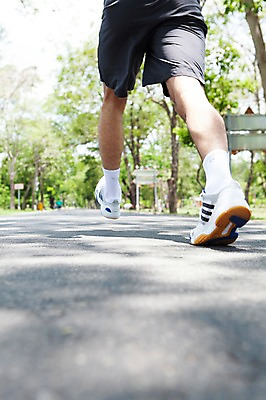 포토 JPG 주간 외국인 나무 식물 해외기획촬영 라이프스타일 공원 남자 2013년태국 운동화 한명 서기 성인 야외 뒷모습 아웃포커스 신체부위 운동복 달리기 조깅 운동 하반신 다리 상쾌 국내포토 자연요소 1 옷 공공시설 감정 뷰포인트 신발 모션 촬영기법 건강 사람 인종 생활 파일형식