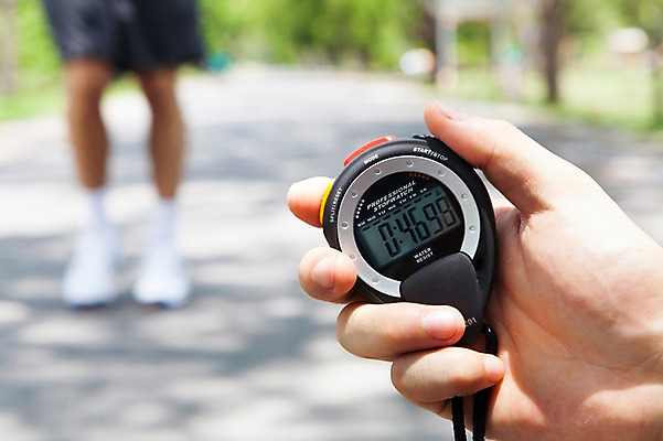 포토 JPG 주간 외국인 해외기획촬영 라이프스타일 손 공원 남자 스포츠용품 2013년태국 시계 서기 들기 성인 야외 두명 아웃포커스 신체부위 운동복 달리기 조깅 운동 다리 시간 상쾌 타이머 디지털시계 스톱워치 초시계 의료성형뷰티 성인만 국내포토 자연요소 옷 공공시설 감정 스포츠 모션 촬영기법 건강 사람 인종 생활 오브젝트 파일형식