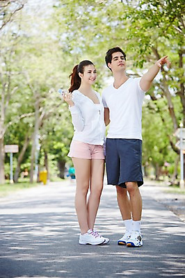 포토 JPG 주간 전신 서양인 외국인 나무 식물 백인 해외기획촬영 라이프스타일 커플 응시 공원 여자 남자 2013년태국 휴식 서기 웃음 들기 사람 20대 성인 야외 두명 앞모습 아웃포커스 물 운동복 운동 가리킴 물병 상쾌 의료성형뷰티 청년만 성인만 국내포토 자연요소 시선 옷 공공시설 감정 뷰포인트 컨셉 관계 모션 촬영기법 표정 건강 인종 손짓 청년 생활 물통 파일형식