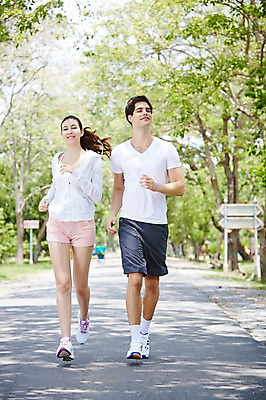 포토 JPG 주간 전신 서양인 외국인 나무 식물 백인 해외기획촬영 라이프스타일 커플 공원 여자 남자 2013년태국 서기 웃음 사람 20대 성인 야외 두명 앞모습 아웃포커스 운동복 달리기 조깅 운동 상쾌 의료성형뷰티 청년만 성인만 국내포토 자연요소 옷 공공시설 감정 뷰포인트 관계 모션 촬영기법 표정 건강 인종 청년 생활 파일형식