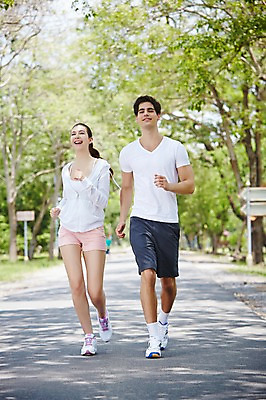 포토 JPG 주간 전신 서양인 외국인 나무 식물 백인 해외기획촬영 라이프스타일 커플 공원 여자 남자 2013년태국 서기 웃음 사람 20대 성인 야외 두명 앞모습 아웃포커스 운동복 달리기 조깅 운동 상쾌 의료성형뷰티 청년만 성인만 국내포토 자연요소 옷 공공시설 감정 뷰포인트 관계 모션 촬영기법 표정 건강 인종 청년 생활 파일형식