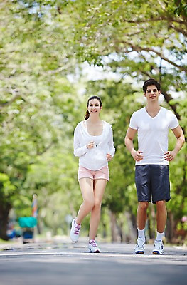 포토 JPG 주간 전신 서양인 외국인 나무 식물 백인 해외기획촬영 라이프스타일 커플 공원 여자 남자 2013년태국 서기 웃음 사람 20대 성인 야외 두명 앞모습 아웃포커스 운동복 달리기 조깅 운동 상쾌 의료성형뷰티 청년만 성인만 국내포토 자연요소 옷 공공시설 감정 뷰포인트 관계 모션 촬영기법 표정 건강 인종 청년 생활 파일형식