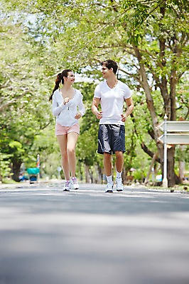 포토 JPG 주간 전신 서양인 외국인 나무 식물 백인 해외기획촬영 라이프스타일 커플 공원 여자 남자 2013년태국 서기 웃음 사람 20대 성인 야외 두명 앞모습 아웃포커스 운동복 달리기 조깅 운동 마주보기 상쾌 의료성형뷰티 청년만 성인만 국내포토 자연요소 옷 공공시설 감정 뷰포인트 관계 모션 촬영기법 표정 건강 인종 청년 생활 파일형식