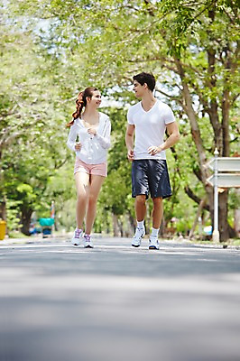 포토 JPG 주간 전신 서양인 외국인 나무 식물 백인 해외기획촬영 라이프스타일 커플 공원 여자 남자 2013년태국 서기 웃음 사람 20대 성인 야외 두명 앞모습 아웃포커스 운동복 달리기 조깅 운동 마주보기 상쾌 의료성형뷰티 청년만 성인만 국내포토 자연요소 옷 공공시설 감정 뷰포인트 관계 모션 촬영기법 표정 건강 인종 청년 생활 파일형식