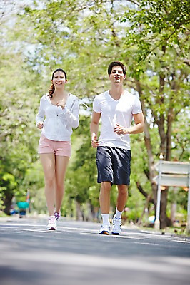 포토 JPG 주간 전신 서양인 외국인 나무 식물 백인 해외기획촬영 라이프스타일 커플 공원 여자 남자 2013년태국 서기 웃음 사람 20대 성인 야외 두명 앞모습 아웃포커스 운동복 달리기 조깅 운동 상쾌 의료성형뷰티 청년만 성인만 국내포토 자연요소 옷 공공시설 감정 뷰포인트 관계 모션 촬영기법 표정 건강 인종 청년 생활 파일형식