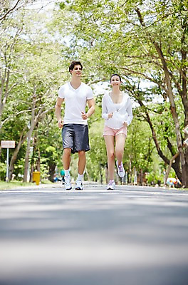 포토 JPG 주간 전신 서양인 외국인 나무 식물 백인 해외기획촬영 라이프스타일 커플 공원 여자 남자 2013년태국 서기 웃음 사람 20대 성인 야외 두명 앞모습 아웃포커스 운동복 달리기 조깅 운동 상쾌 의료성형뷰티 청년만 성인만 국내포토 자연요소 옷 공공시설 감정 뷰포인트 관계 모션 촬영기법 표정 건강 인종 청년 생활 파일형식