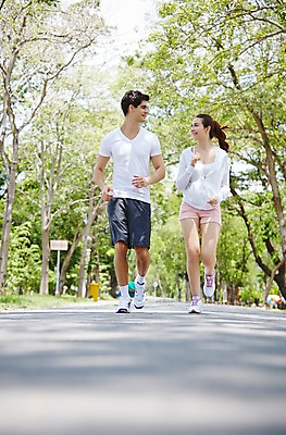 포토 JPG 주간 전신 서양인 외국인 나무 식물 백인 해외기획촬영 라이프스타일 커플 공원 여자 남자 2013년태국 서기 웃음 사람 20대 성인 야외 두명 앞모습 아웃포커스 운동복 달리기 조깅 운동 마주보기 상쾌 의료성형뷰티 청년만 성인만 국내포토 자연요소 옷 공공시설 감정 뷰포인트 관계 모션 촬영기법 표정 건강 인종 청년 생활 파일형식