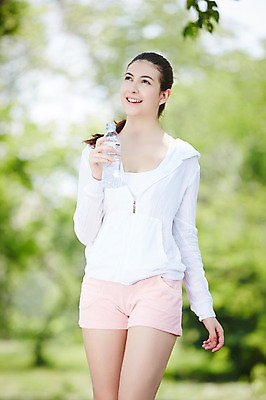 포토 JPG 주간 서양인 외국인 해외기획촬영 라이프스타일 응시 공원 여자 2013년태국 휴식 한명 서기 웃음 들기 사람 상반신 20대 성인 야외 앞모습 아웃포커스 물 운동복 운동 물병 상쾌 의료성형뷰티 청년만 청년여자만 청년여자한명만 성인여자한명만 국내포토 자연요소 1 시선 옷 공공시설 감정 뷰포인트 컨셉 모션 촬영기법 표정 건강 인종 청년 생활 물통 여자만 여자한명만 성인여자만 성인만 파일형식