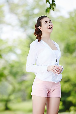 포토 JPG 주간 서양인 외국인 해외기획촬영 라이프스타일 응시 공원 여자 2013년태국 휴식 한명 서기 웃음 들기 사람 상반신 20대 성인 야외 아웃포커스 물 운동복 운동 물병 상쾌 의료성형뷰티 청년만 청년여자만 청년여자한명만 성인여자한명만 국내포토 자연요소 1 시선 옷 공공시설 감정 컨셉 모션 촬영기법 표정 건강 인종 청년 생활 물통 여자만 여자한명만 성인여자만 성인만 파일형식