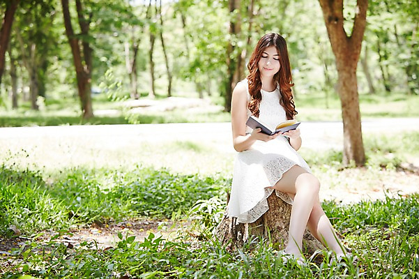 포토 JPG 주간 전신 서양인 외국인 나무 식물 해외기획촬영 라이프스타일 응시 원피스 공원 여자 2013년태국 휴식 한명 들기 사람 앉기 잔디 20대 성인 야외 앞모습 아웃포커스 책 독서 상쾌 나무기둥 청년만 청년여자만 청년여자한명만 성인여자한명만 국내포토 자연요소 1 시선 옷 공공시설 감정 뷰포인트 컨셉 모션 촬영기법 인종 청년 생활 여자만 여자한명만 성인여자만 성인만 파일형식 시설
