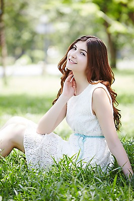 포토 JPG 주간 서양인 외국인 해외기획촬영 라이프스타일 원피스 공원 여자 2013년태국 휴식 한명 웃음 사람 앉기 잔디 20대 성인 야외 옆모습 아웃포커스 상쾌 청년만 청년여자만 청년여자한명만 성인여자한명만 국내포토 자연요소 식물 1 옷 공공시설 감정 뷰포인트 컨셉 모션 촬영기법 표정 인종 청년 생활 여자만 여자한명만 성인여자만 성인만 파일형식 시설