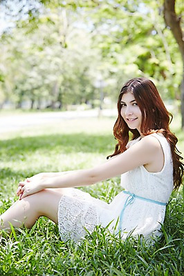 포토 JPG 주간 서양인 외국인 나무 식물 해외기획촬영 라이프스타일 원피스 공원 여자 2013년태국 휴식 한명 웃음 사람 앉기 잔디 20대 성인 야외 옆모습 아웃포커스 상쾌 청년만 청년여자만 청년여자한명만 성인여자한명만 국내포토 자연요소 1 옷 공공시설 감정 뷰포인트 컨셉 모션 촬영기법 표정 인종 청년 생활 여자만 여자한명만 성인여자만 성인만 파일형식 시설