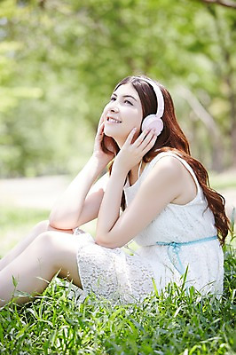 포토 JPG 주간 서양인 외국인 해외기획촬영 라이프스타일 응시 원피스 공원 여자 2013년태국 휴식 한명 웃음 사람 앉기 잔디 20대 성인 야외 옆모습 아웃포커스 헤드폰 헤드셋 음악감상 상쾌 청년만 청년여자만 청년여자한명만 성인여자한명만 국내포토 자연요소 식물 1 시선 옷 공공시설 감정 뷰포인트 음향기기 컨셉 모션 촬영기법 표정 인종 청년 생활 감상 여자만 여자한명만 성인여자만 성인만 파일형식 전자제품 시설
