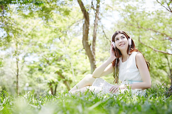 포토 JPG 주간 서양인 외국인 나무 식물 해외기획촬영 라이프스타일 응시 원피스 공원 여자 2013년태국 휴식 한명 웃음 사람 앉기 잔디 20대 성인 야외 옆모습 아웃포커스 헤드폰 헤드셋 음악감상 상쾌 청년만 청년여자만 청년여자한명만 성인여자한명만 국내포토 자연요소 1 시선 옷 공공시설 감정 뷰포인트 음향기기 컨셉 모션 촬영기법 표정 인종 청년 생활 감상 여자만 여자한명만 성인여자만 성인만 파일형식 전자제품 시설