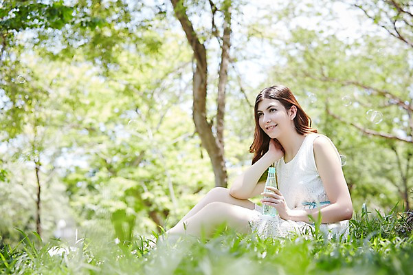포토 JPG 주간 서양인 외국인 나무 식물 해외기획촬영 라이프스타일 응시 원피스 공원 여자 2013년태국 휴식 한명 웃음 들기 사람 앉기 잔디 20대 성인 야외 옆모습 아웃포커스 물 물병 상쾌 청년만 청년여자만 청년여자한명만 성인여자한명만 국내포토 자연요소 1 시선 옷 공공시설 감정 뷰포인트 컨셉 모션 촬영기법 표정 인종 청년 생활 물통 여자만 여자한명만 성인여자만 성인만 파일형식 시설