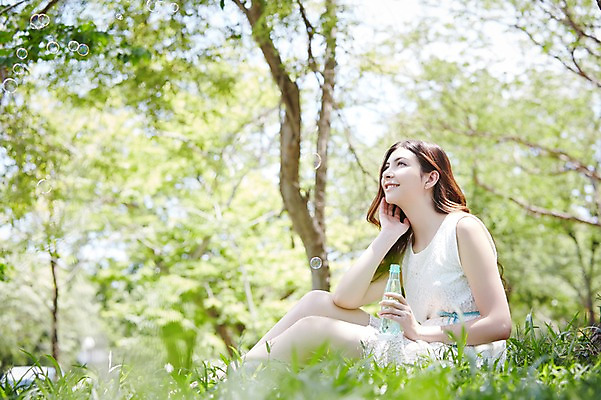포토 JPG 주간 서양인 외국인 나무 식물 해외기획촬영 라이프스타일 응시 원피스 공원 여자 2013년태국 휴식 한명 웃음 들기 사람 앉기 잔디 20대 성인 야외 옆모습 아웃포커스 물 물병 상쾌 청년만 청년여자만 청년여자한명만 성인여자한명만 국내포토 자연요소 1 시선 옷 공공시설 감정 뷰포인트 컨셉 모션 촬영기법 표정 인종 청년 생활 물통 여자만 여자한명만 성인여자만 성인만 파일형식 시설