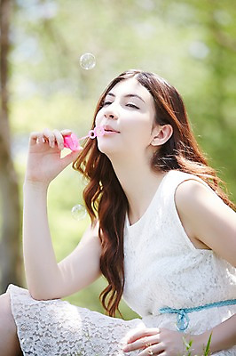 포토 JPG 주간 서양인 외국인 해외기획촬영 라이프스타일 원피스 공원 여자 2013년태국 놀이 휴식 한명 들기 사람 앉기 상반신 20대 성인 야외 옆모습 아웃포커스 비눗방울 불기 상쾌 청년만 청년여자만 청년여자한명만 성인여자한명만 국내포토 자연요소 1 옷 공공시설 감정 뷰포인트 컨셉 모션 촬영기법 인종 청년 생활 여자만 여자한명만 성인여자만 성인만 파일형식 시설