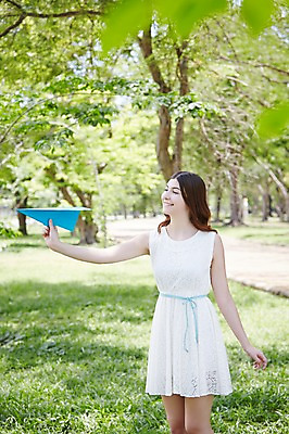 포토 JPG 주간 서양인 외국인 나무 식물 해외기획촬영 라이프스타일 원피스 공원 여자 2013년태국 모션 휴식 한명 서기 웃음 들기 사람 잔디 20대 성인 야외 앞모습 아웃포커스 종이비행기 상쾌 청년만 청년여자만 청년여자한명만 성인여자한명만 국내포토 자연요소 1 옷 공공시설 감정 뷰포인트 컨셉 촬영기법 표정 인종 청년 생활 종이접기 여자만 여자한명만 성인여자만 성인만 파일형식 종이 시설 접기