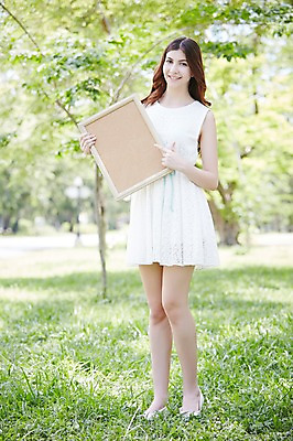 포토 JPG 주간 전신 서양인 외국인 나무 식물 해외기획촬영 라이프스타일 배너 원피스 공원 여자 2013년태국 액자 모션 휴식 사각프레임 프레임 광고판 한명 서기 웃음 들기 사람 잔디 20대 성인 야외 앞모습 아웃포커스 가리킴 알림 상쾌 청년만 청년여자만 청년여자한명만 성인여자한명만 국내포토 자연요소 1 옷 공공시설 감정 뷰포인트 컨셉 알림판 촬영기법 표정 인종 손짓 청년 생활 사각형 판 여자만 여자한명만 성인여자만 성인만 파일형식 도형 시설