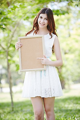 포토 JPG 주간 서양인 외국인 해외기획촬영 라이프스타일 배너 원피스 공원 여자 2013년태국 액자 모션 휴식 사각프레임 프레임 광고판 한명 웃음 들기 사람 상반신 20대 성인 야외 앞모습 아웃포커스 알림 상쾌 청년만 청년여자만 청년여자한명만 성인여자한명만 국내포토 자연요소 1 옷 공공시설 감정 뷰포인트 컨셉 알림판 촬영기법 표정 인종 청년 생활 사각형 판 여자만 여자한명만 성인여자만 성인만 파일형식 도형 시설