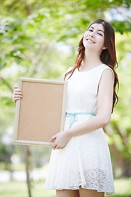 포토 JPG 주간 서양인 외국인 해외기획촬영 라이프스타일 배너 원피스 공원 여자 2013년태국 액자 모션 휴식 사각프레임 프레임 광고판 한명 웃음 들기 사람 상반신 20대 성인 야외 앞모습 아웃포커스 알림 상쾌 청년만 청년여자만 청년여자한명만 성인여자한명만 국내포토 자연요소 1 옷 공공시설 감정 뷰포인트 컨셉 알림판 촬영기법 표정 인종 청년 생활 사각형 판 여자만 여자한명만 성인여자만 성인만 파일형식 도형 시설