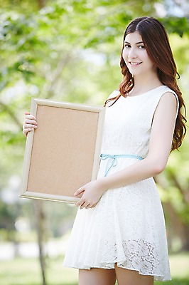 포토 JPG 주간 서양인 외국인 해외기획촬영 라이프스타일 배너 원피스 공원 여자 2013년태국 액자 모션 휴식 사각프레임 프레임 광고판 한명 웃음 들기 사람 상반신 20대 성인 야외 앞모습 아웃포커스 알림 상쾌 청년만 청년여자만 청년여자한명만 성인여자한명만 국내포토 자연요소 1 옷 공공시설 감정 뷰포인트 컨셉 알림판 촬영기법 표정 인종 청년 생활 사각형 판 여자만 여자한명만 성인여자만 성인만 파일형식 도형 시설