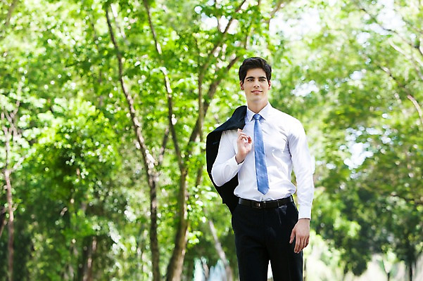 포토 JPG 주간 서양인 외국인 나무 식물 해외기획촬영 공원 남자 여유 2013년태국 비즈니스 휴식 한명 서기 웃음 들기 사람 정장 상반신 20대 성인 야외 앞모습 아웃포커스 비즈니스라이프 재킷 비즈니스맨 상쾌 청년만 청년남자만 청년남자한명만 성인남자한명만 국내포토 자연요소 1 라이프스타일 옷 공공시설 감정 뷰포인트 컨셉 모션 촬영기법 표정 인종 청년 외투 직장인 남자만 남자한명만 성인남자만 성인만 파일형식