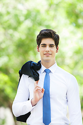 포토 JPG 주간 서양인 외국인 나무 식물 해외기획촬영 공원 남자 여유 2013년태국 비즈니스 휴식 한명 들기 사람 정장 상반신 20대 성인 야외 앞모습 아웃포커스 비즈니스라이프 재킷 비즈니스맨 상쾌 청년만 청년남자만 청년남자한명만 성인남자한명만 국내포토 자연요소 1 라이프스타일 옷 공공시설 감정 뷰포인트 컨셉 모션 촬영기법 인종 청년 외투 직장인 남자만 남자한명만 성인남자만 성인만 파일형식