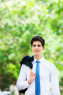 포토 JPG 주간 서양인 외국인 나무 식물 해외기획촬영 응시 공원 남자 여유 2013년태국 비즈니스 휴식 한명 들기 사람 정장 상반신 20대 성인 야외 앞모습 아웃포커스 비즈니스라이프 재킷 비즈니스맨 상쾌 청년만 청년남자만 청년남자한명만 성인남자한명만 국내포토 자연요소 1 라이프스타일 시선 옷 공공시설 감정 뷰포인트 컨셉 모션 촬영기법 인종 청년 외투 직장인 남자만 남자한명만 성인남자만 성인만 파일형식