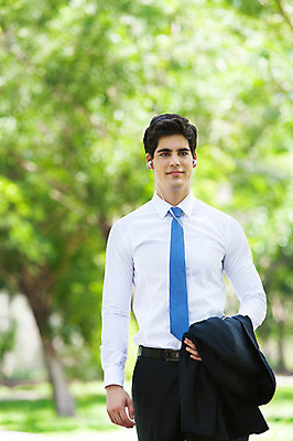 포토 JPG 주간 서양인 외국인 나무 식물 해외기획촬영 공원 남자 여유 2013년태국 이어폰 비즈니스 휴식 한명 서기 들기 사람 정장 상반신 20대 성인 야외 앞모습 아웃포커스 비즈니스라이프 재킷 음악감상 듣기 비즈니스맨 상쾌 청년만 청년남자만 청년남자한명만 성인남자한명만 국내포토 자연요소 1 라이프스타일 옷 공공시설 감정 뷰포인트 음향기기 컨셉 모션 촬영기법 인종 청년 외투 감상 직장인 남자만 남자한명만 성인남자만 성인만 파일형식