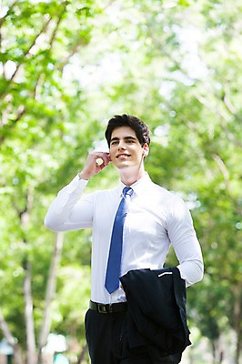 포토 JPG 주간 서양인 외국인 나무 식물 해외기획촬영 응시 공원 남자 여유 2013년태국 이어폰 비즈니스 휴식 한명 웃음 들기 사람 정장 상반신 20대 성인 야외 앞모습 아웃포커스 비즈니스라이프 재킷 음악감상 듣기 비즈니스맨 상쾌 청년만 청년남자만 청년남자한명만 성인남자한명만 국내포토 자연요소 1 라이프스타일 시선 옷 공공시설 감정 뷰포인트 음향기기 컨셉 모션 촬영기법 표정 인종 청년 외투 감상 직장인 남자만 남자한명만 성인남자만 성인만 파일형식