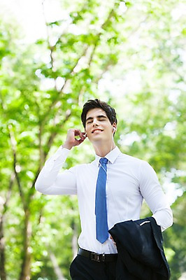 포토 JPG 주간 서양인 외국인 나무 식물 해외기획촬영 공원 남자 여유 2013년태국 이어폰 비즈니스 휴식 한명 웃음 들기 사람 정장 상반신 20대 성인 야외 앞모습 아웃포커스 비즈니스라이프 눈감음 재킷 음악감상 듣기 비즈니스맨 상쾌 청년만 청년남자만 청년남자한명만 성인남자한명만 국내포토 자연요소 1 라이프스타일 옷 공공시설 감정 뷰포인트 음향기기 컨셉 모션 촬영기법 표정 인종 청년 외투 감상 직장인 남자만 남자한명만 성인남자만 성인만 파일형식