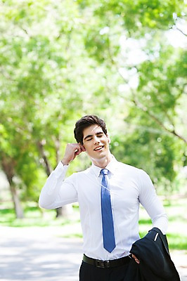 포토 JPG 주간 서양인 외국인 나무 식물 해외기획촬영 공원 남자 여유 2013년태국 이어폰 비즈니스 휴식 한명 웃음 들기 사람 정장 상반신 20대 성인 야외 앞모습 아웃포커스 비즈니스라이프 눈감음 재킷 음악감상 듣기 비즈니스맨 상쾌 청년만 청년남자만 청년남자한명만 성인남자한명만 국내포토 자연요소 1 라이프스타일 옷 공공시설 감정 뷰포인트 음향기기 컨셉 모션 촬영기법 표정 인종 청년 외투 감상 직장인 남자만 남자한명만 성인남자만 성인만 파일형식