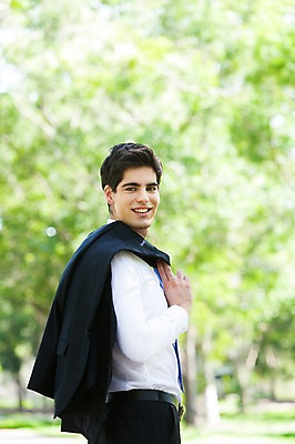 포토 JPG 주간 서양인 외국인 해외기획촬영 공원 남자 여유 2013년태국 비즈니스 휴식 한명 웃음 들기 사람 정장 상반신 20대 성인 야외 옆모습 아웃포커스 비즈니스라이프 재킷 비즈니스맨 상쾌 청년만 청년남자만 청년남자한명만 성인남자한명만 국내포토 자연요소 1 라이프스타일 옷 공공시설 감정 뷰포인트 컨셉 모션 촬영기법 표정 인종 청년 외투 직장인 남자만 남자한명만 성인남자만 성인만 파일형식