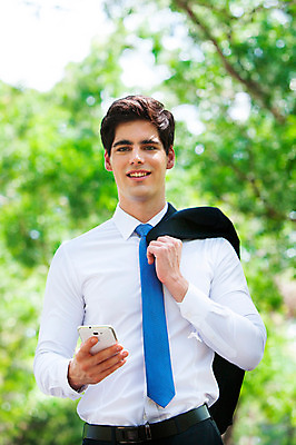 포토 JPG 주간 서양인 외국인 해외기획촬영 공원 남자 여유 2013년태국 비즈니스 휴식 한명 웃음 들기 사람 정장 상반신 20대 성인 야외 앞모습 아웃포커스 비즈니스라이프 스마트폰 재킷 비즈니스맨 상쾌 청년만 청년남자만 청년남자한명만 성인남자한명만 국내포토 자연요소 1 라이프스타일 옷 공공시설 감정 뷰포인트 컨셉 모션 촬영기법 표정 인종 청년 핸드폰 스마트기기 외투 직장인 남자만 남자한명만 성인남자만 성인만 파일형식