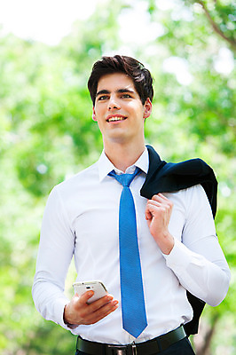 포토 JPG 주간 서양인 외국인 해외기획촬영 응시 공원 남자 여유 2013년태국 비즈니스 휴식 한명 웃음 들기 사람 정장 상반신 20대 성인 야외 앞모습 아웃포커스 비즈니스라이프 스마트폰 재킷 비즈니스맨 상쾌 청년만 청년남자만 청년남자한명만 성인남자한명만 국내포토 자연요소 1 라이프스타일 시선 옷 공공시설 감정 뷰포인트 컨셉 모션 촬영기법 표정 인종 청년 핸드폰 스마트기기 외투 직장인 남자만 남자한명만 성인남자만 성인만 파일형식