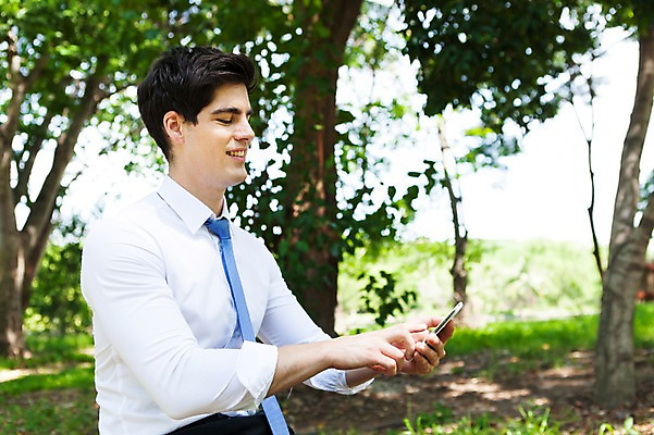 포토 JPG 주간 서양인 외국인 나무 식물 해외기획촬영 응시 공원 남자 여유 2013년태국 비즈니스 휴식 한명 웃음 들기 사람 정장 상반신 20대 성인 야외 옆모습 아웃포커스 비즈니스라이프 스마트폰 터치 비즈니스맨 숲 상쾌 청년만 청년남자만 청년남자한명만 성인남자한명만 국내포토 자연요소 1 라이프스타일 시선 옷 공공시설 감정 뷰포인트 컨셉 모션 촬영기법 표정 인종 청년 핸드폰 스마트기기 직장인 남자만 남자한명만 성인남자만 성인만 파일형식