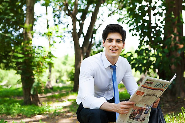 포토 JPG 주간 서양인 외국인 나무 식물 해외기획촬영 공원 남자 여유 2013년태국 비즈니스 휴식 한명 웃음 들기 사람 앉기 정장 20대 성인 야외 앞모습 아웃포커스 비즈니스라이프 비즈니스맨 신문 신문읽기 숲 상쾌 청년만 청년남자만 청년남자한명만 성인남자한명만 국내포토 자연요소 1 라이프스타일 옷 공공시설 감정 뷰포인트 컨셉 모션 촬영기법 표정 인종 청년 간행물 직장인 뉴스 읽기 남자만 남자한명만 성인남자만 성인만 파일형식