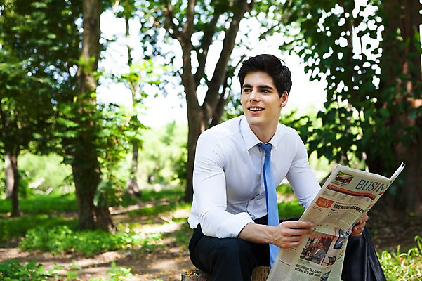 포토 JPG 주간 서양인 외국인 나무 식물 해외기획촬영 응시 공원 남자 여유 2013년태국 비즈니스 휴식 한명 웃음 들기 사람 앉기 정장 20대 성인 야외 앞모습 아웃포커스 비즈니스라이프 비즈니스맨 신문 신문읽기 숲 상쾌 청년만 청년남자만 청년남자한명만 성인남자한명만 국내포토 자연요소 1 라이프스타일 시선 옷 공공시설 감정 뷰포인트 컨셉 모션 촬영기법 표정 인종 청년 간행물 직장인 뉴스 읽기 남자만 남자한명만 성인남자만 성인만 파일형식