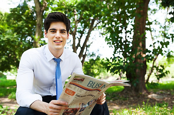 포토 JPG 주간 서양인 외국인 나무 식물 해외기획촬영 공원 남자 여유 2013년태국 비즈니스 휴식 한명 웃음 들기 사람 앉기 정장 20대 성인 야외 앞모습 아웃포커스 비즈니스라이프 비즈니스맨 신문 신문읽기 숲 상쾌 청년만 청년남자만 청년남자한명만 성인남자한명만 국내포토 자연요소 1 라이프스타일 옷 공공시설 감정 뷰포인트 컨셉 모션 촬영기법 표정 인종 청년 간행물 직장인 뉴스 읽기 남자만 남자한명만 성인남자만 성인만 파일형식