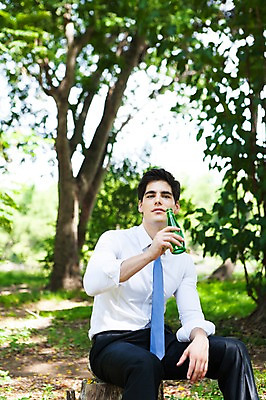 포토 JPG 주간 서양인 외국인 나무 식물 해외기획촬영 공원 남자 여유 2013년태국 비즈니스 휴식 한명 들기 사람 앉기 정장 20대 성인 야외 앞모습 아웃포커스 물 비즈니스라이프 비즈니스맨 병 숲 물병 상쾌 청년만 청년남자만 청년남자한명만 성인남자한명만 국내포토 자연요소 1 라이프스타일 식기 옷 공공시설 감정 뷰포인트 컨셉 모션 촬영기법 인종 청년 직장인 물통 남자만 남자한명만 성인남자만 성인만 파일형식