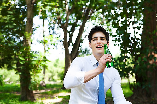 포토 JPG 주간 서양인 외국인 나무 식물 해외기획촬영 응시 공원 남자 여유 2013년태국 비즈니스 휴식 한명 웃음 들기 사람 정장 상반신 20대 성인 야외 앞모습 아웃포커스 물 비즈니스라이프 비즈니스맨 병 숲 물병 상쾌 청년만 청년남자만 청년남자한명만 성인남자한명만 국내포토 자연요소 1 라이프스타일 식기 시선 옷 공공시설 감정 뷰포인트 컨셉 모션 촬영기법 표정 인종 청년 직장인 물통 남자만 남자한명만 성인남자만 성인만 파일형식