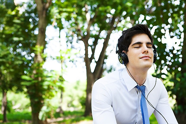 포토 JPG 주간 서양인 외국인 나무 식물 해외기획촬영 공원 남자 여유 2013년태국 비즈니스 휴식 한명 사람 정장 상반신 20대 성인 야외 앞모습 아웃포커스 비즈니스라이프 눈감음 헤드폰 헤드셋 음악감상 듣기 비즈니스맨 숲 상쾌 청년만 청년남자만 청년남자한명만 성인남자한명만 국내포토 자연요소 1 라이프스타일 옷 공공시설 감정 뷰포인트 음향기기 컨셉 모션 촬영기법 인종 청년 감상 직장인 남자만 남자한명만 성인남자만 성인만 파일형식