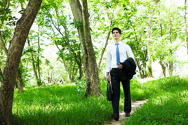 포토 JPG 주간 전신 서양인 외국인 나무 식물 해외기획촬영 공원 남자 여유 2013년태국 서류가방 가방 비즈니스 휴식 한명 서기 웃음 들기 사람 정장 20대 성인 야외 앞모습 비즈니스라이프 걷기 산책 재킷 산책로 비즈니스맨 숲 상쾌 숲길 청년만 청년남자만 청년남자한명만 성인남자한명만 국내포토 자연요소 1 라이프스타일 잡화 옷 공공시설 감정 길 뷰포인트 컨셉 모션 표정 인종 청년 외투 직장인 남자만 남자한명만 성인남자만 성인만 파일형식