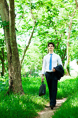 포토 JPG 주간 전신 서양인 외국인 나무 식물 해외기획촬영 공원 남자 여유 2013년태국 서류가방 가방 비즈니스 휴식 한명 서기 웃음 들기 사람 정장 20대 성인 야외 앞모습 아웃포커스 비즈니스라이프 걷기 산책 재킷 산책로 비즈니스맨 숲 상쾌 숲길 청년만 청년남자만 청년남자한명만 성인남자한명만 국내포토 자연요소 1 라이프스타일 잡화 옷 공공시설 감정 길 뷰포인트 컨셉 모션 촬영기법 표정 인종 청년 외투 직장인 남자만 남자한명만 성인남자만 성인만 파일형식