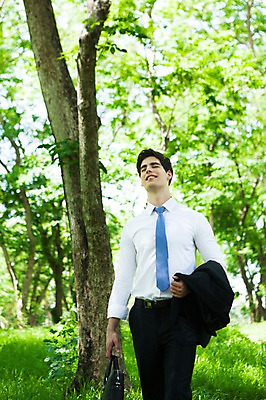 포토 JPG 주간 서양인 외국인 나무 식물 해외기획촬영 공원 남자 여유 2013년태국 서류가방 가방 비즈니스 휴식 한명 서기 웃음 들기 사람 정장 20대 성인 야외 앞모습 아웃포커스 비즈니스라이프 눈감음 산책 재킷 비즈니스맨 숲 상쾌 청년만 청년남자만 청년남자한명만 성인남자한명만 국내포토 자연요소 1 라이프스타일 잡화 옷 공공시설 감정 뷰포인트 컨셉 모션 촬영기법 표정 인종 청년 외투 직장인 남자만 남자한명만 성인남자만 성인만 파일형식